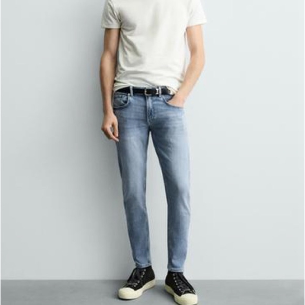 Zara Men’s Light-Wash Straight Jeans 👖✨‎
